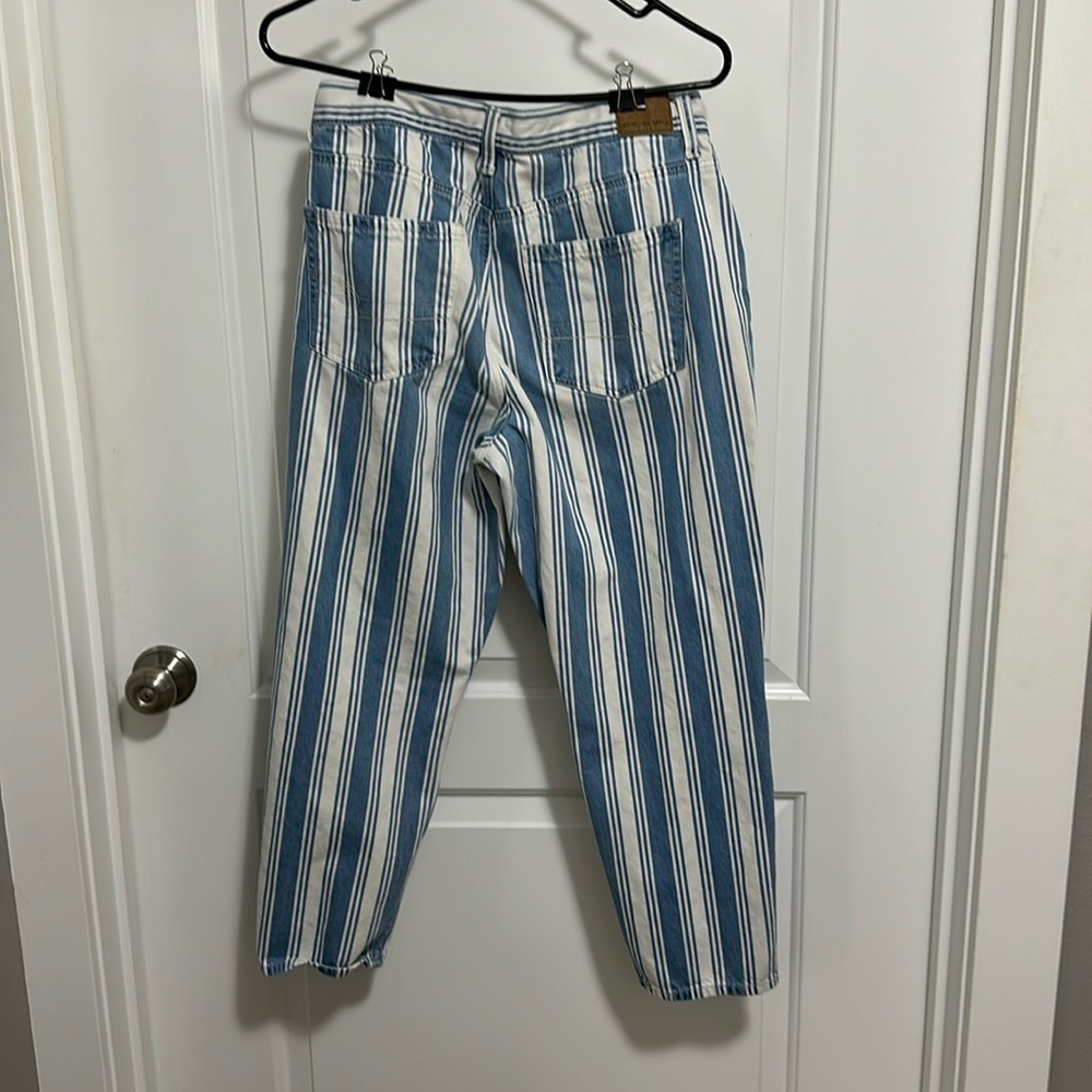 American Eagle Size 8 Short Mom Jean Blue and White Stripe - Picture 2 of 5